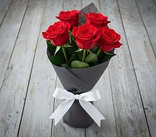 Букет 5 Красных роз Эдлесс Лав в Воздвиженское