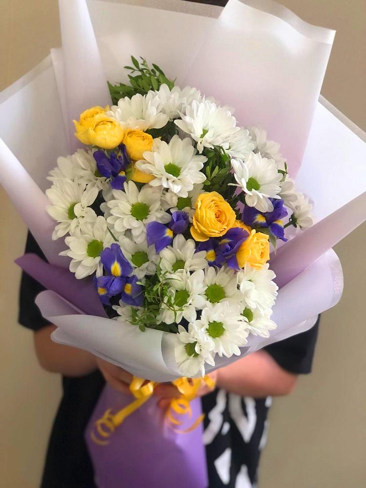 Букет цветов из: Ирисы, Хризантемы и Розы в Воздвиженское