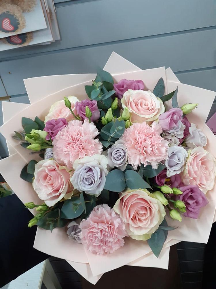 Букет цветов из: Розы, Гвоздики и Лизиантусы в Воздвиженское